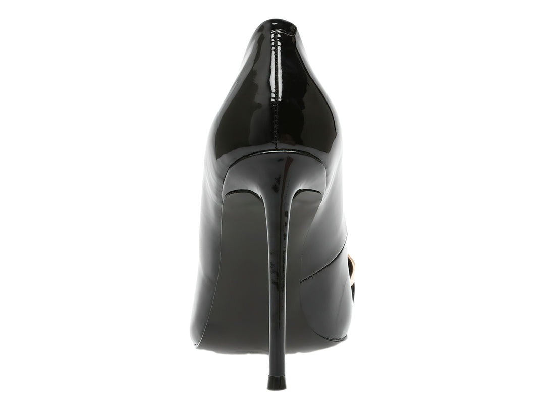 Zapato de tacón alto negro brillante con punta fina y adorno de cadena dorada en la parte frontal.
