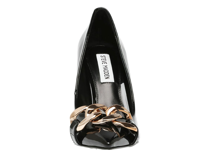 Zapato de tacón alto negro brillante con punta fina y adorno de cadena dorada en la parte frontal.