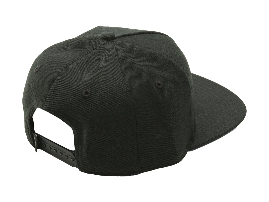 Gorra snapback negra de marca Vans con bordado frontal de una rosa roja y texto blanco.