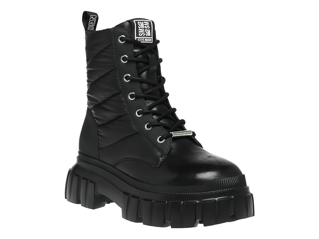 Bota negra de plataforma Steve Madden con suela track y detalles acolchados en el tobillo.