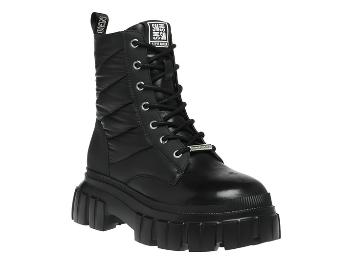 Bota negra de plataforma Steve Madden con suela track y detalles acolchados en el tobillo.
