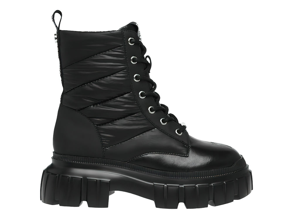 Bota negra de plataforma Steve Madden con suela track y detalles acolchados en el tobillo.