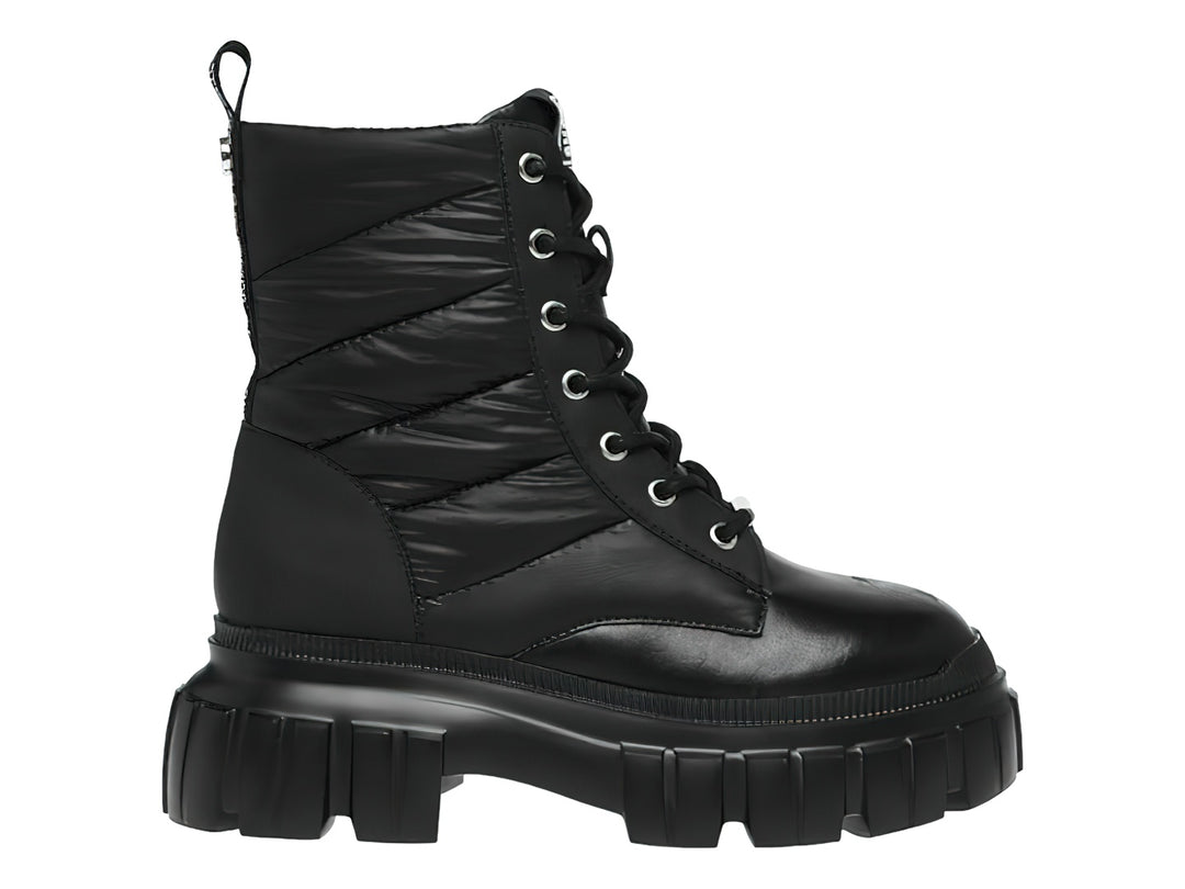 Bota negra de plataforma Steve Madden con suela track y detalles acolchados en el tobillo.