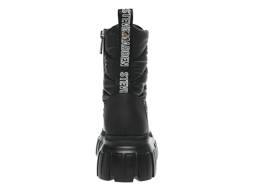 Bota negra de plataforma Steve Madden con suela track y detalles acolchados en el tobillo.