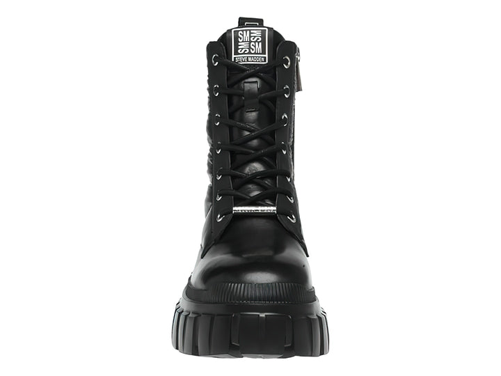 Bota negra de plataforma Steve Madden con suela track y detalles acolchados en el tobillo.