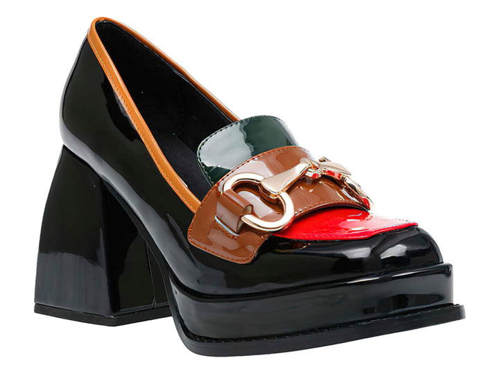 Zapato de tacón y plataforma negro brillante con detalles decorativos en colores café, rojo y verde con hebilla dorada.
