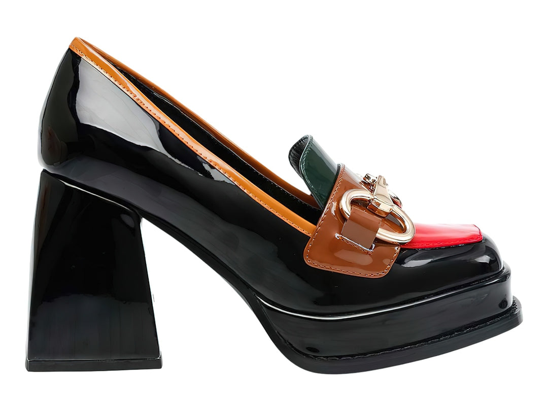 Zapato de tacón y plataforma negro brillante con detalles decorativos en colores café, rojo y verde con hebilla dorada.