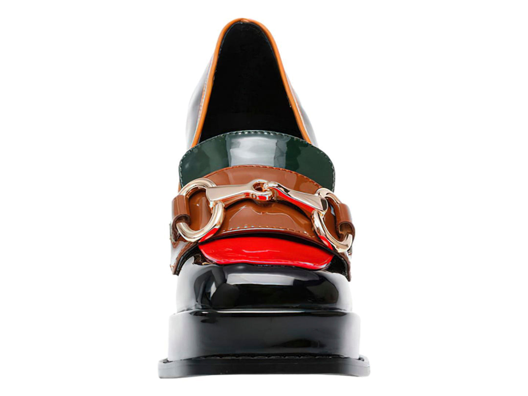 Zapato de tacón y plataforma negro brillante con detalles decorativos en colores café, rojo y verde con hebilla dorada.