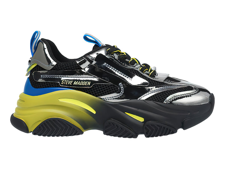 Tenis deportivos Steve Madden en color negro y plata con suela gruesa amarilla y detalles azules.