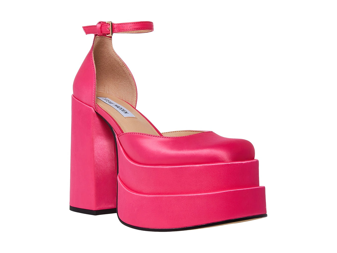Zapato de tacón alto y plataforma gruesa en color rosa brillante con correa ajustable al tobillo.