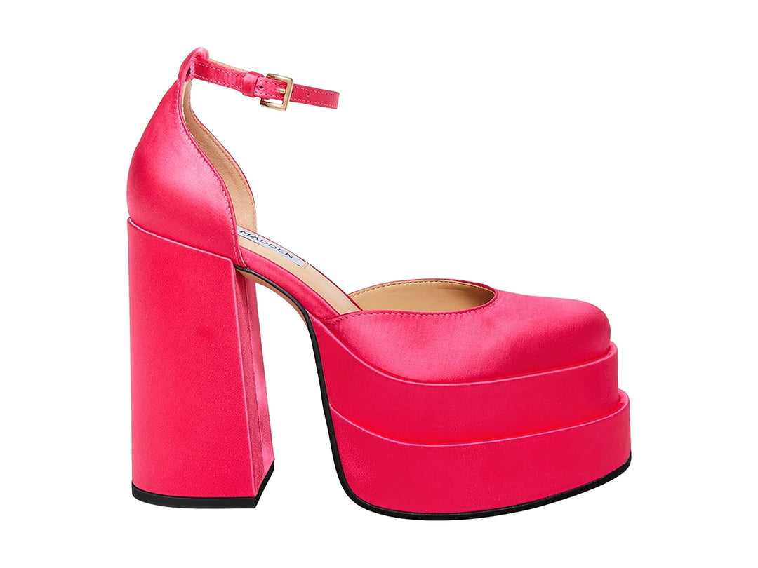 Zapato de tacón alto y plataforma gruesa en color rosa brillante con correa ajustable al tobillo.