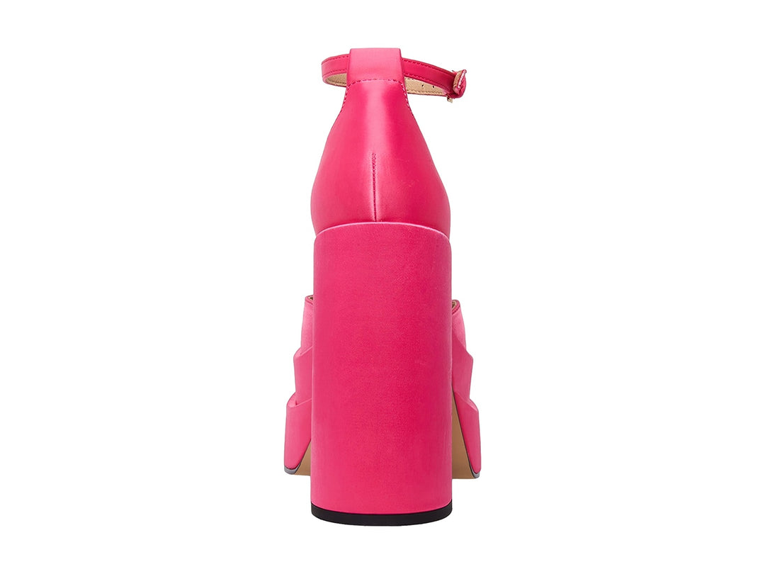 Zapato de tacón alto y plataforma gruesa en color rosa brillante con correa ajustable al tobillo.