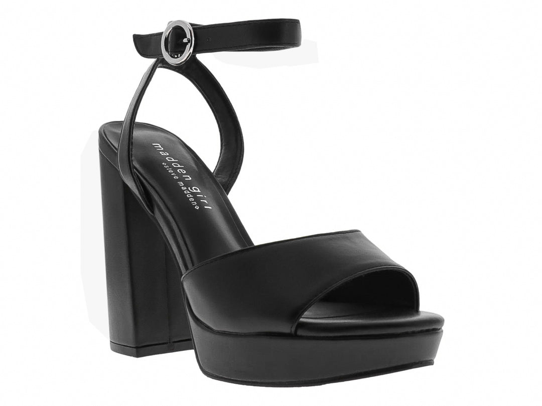 Sandalia negra de plataforma con tacón grueso y correa al tobillo marca Madden Girl.