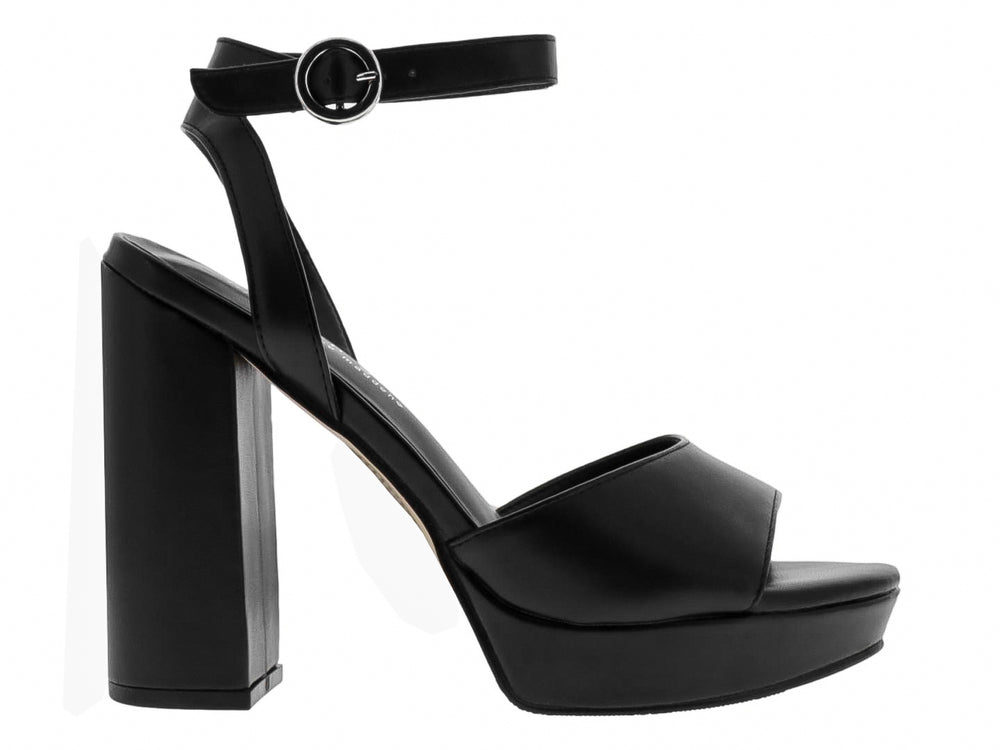 Sandalia negra de plataforma con tacón grueso y correa al tobillo marca Madden Girl.