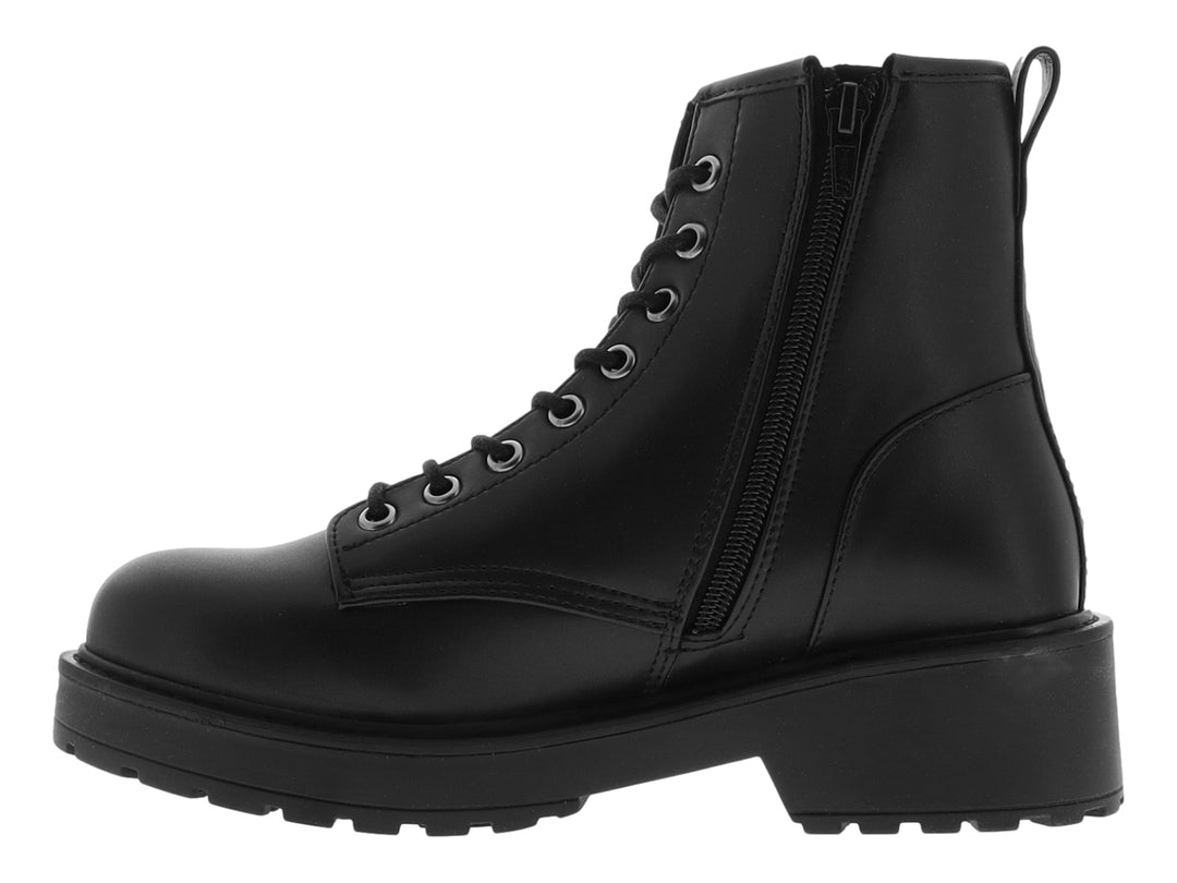 Bota negra de plataforma para mujer marca Madden Girl con agujetas y suela track.