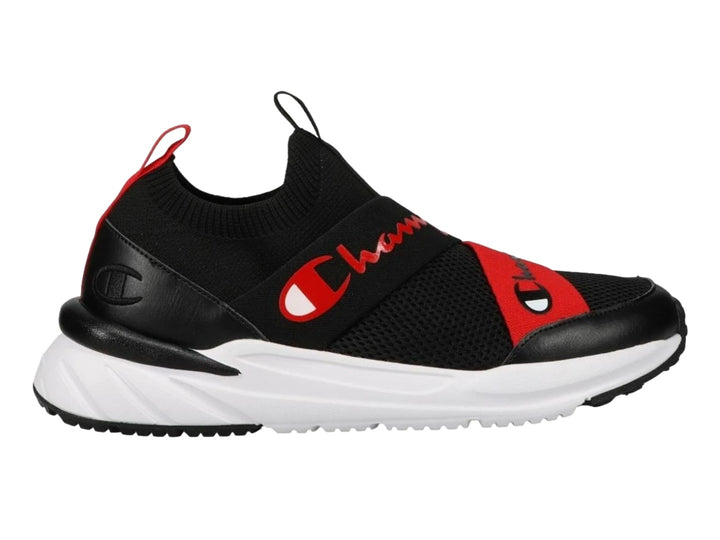 Tenis deportivos Champion color negro con detalles en rojo y suela blanca.