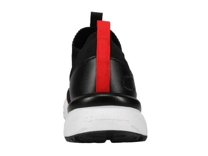 Tenis deportivos Champion color negro con detalles en rojo y suela blanca.
