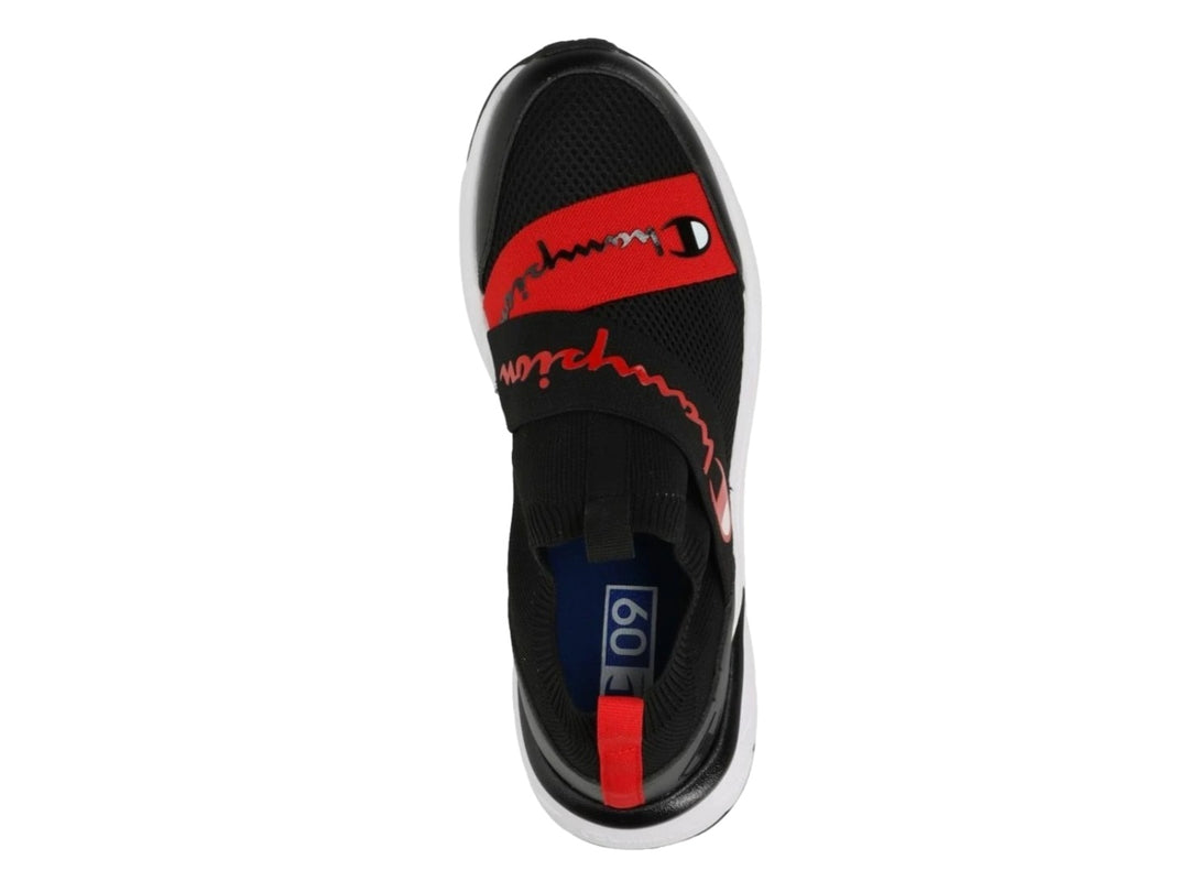 Tenis deportivos Champion color negro con detalles en rojo y suela blanca.