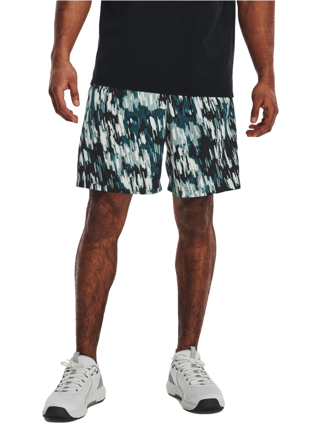 Shorts deportivos Under Armour con estampado abstracto en tonos verdes y blanco.