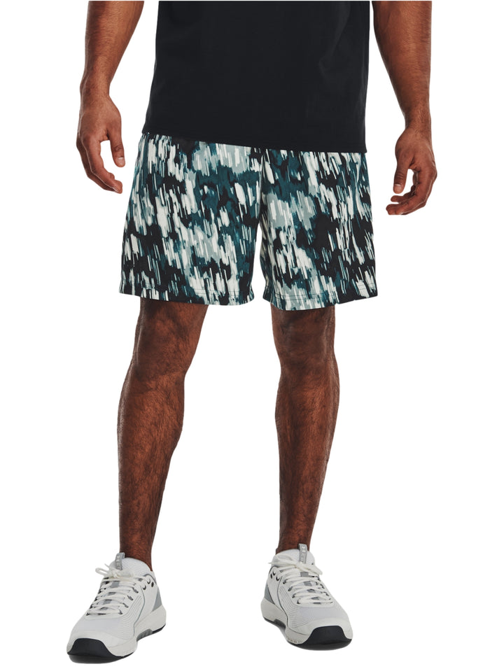 Shorts deportivos Under Armour con estampado abstracto en tonos verdes y blanco.