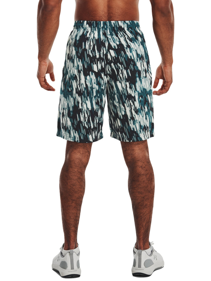 Shorts deportivos Under Armour con estampado abstracto en tonos verdes y blanco.