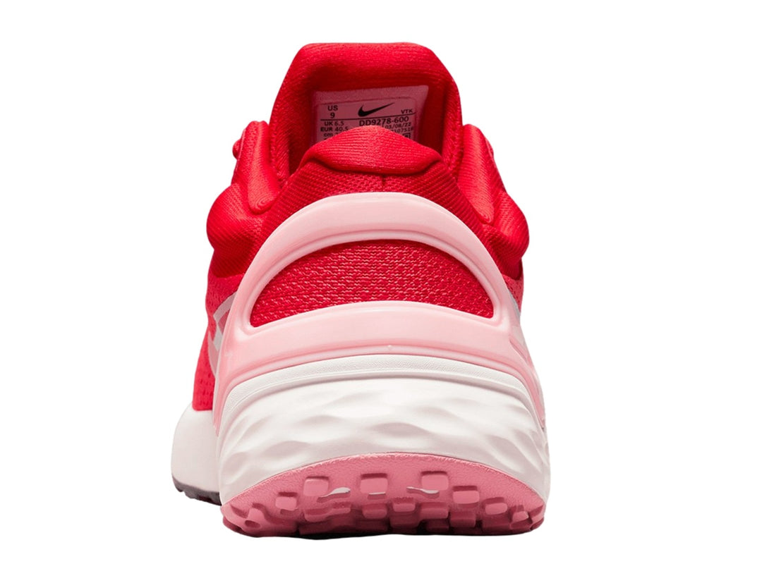 Tenis Nike Renew Run 3 color rojo con logotipo rosa y suela blanca.