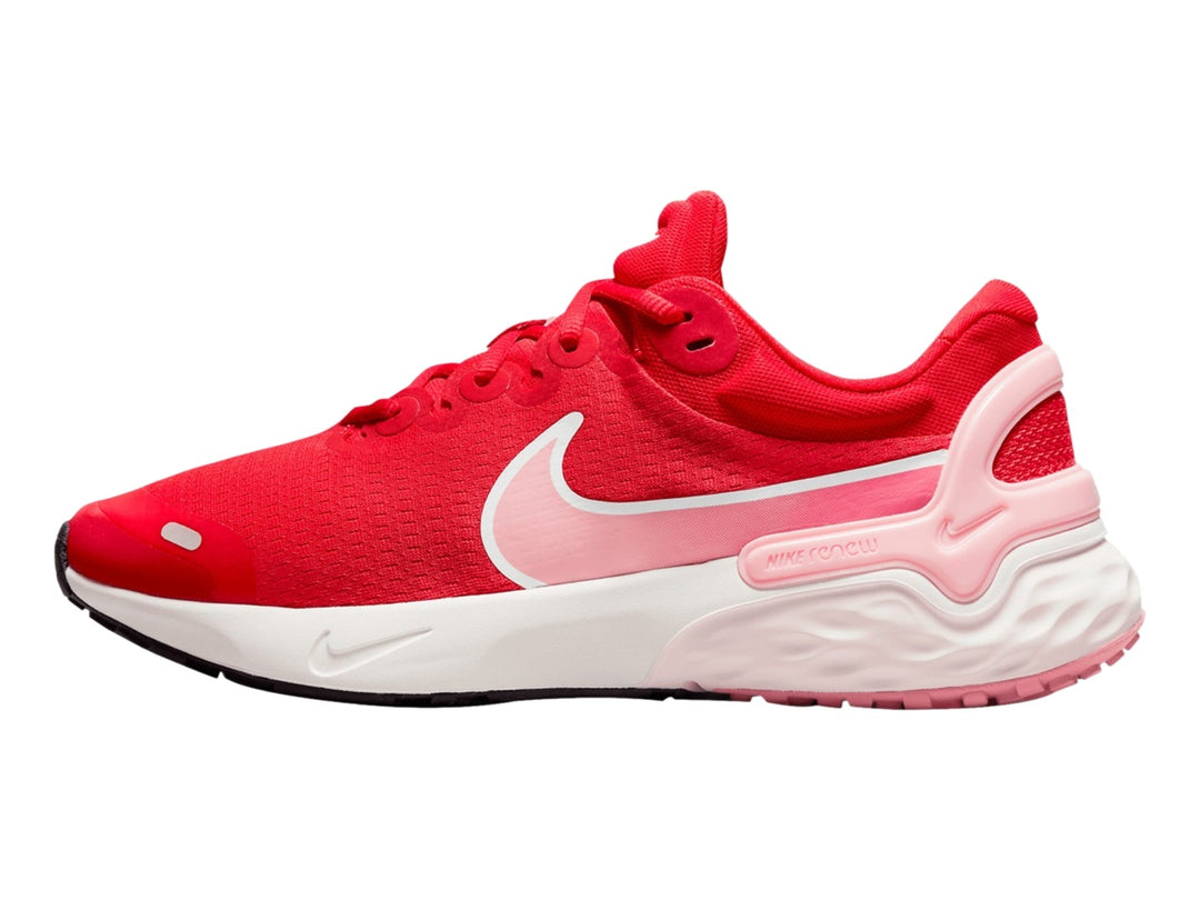 Tenis Nike Renew Run 3 color rojo con logotipo rosa y suela blanca.