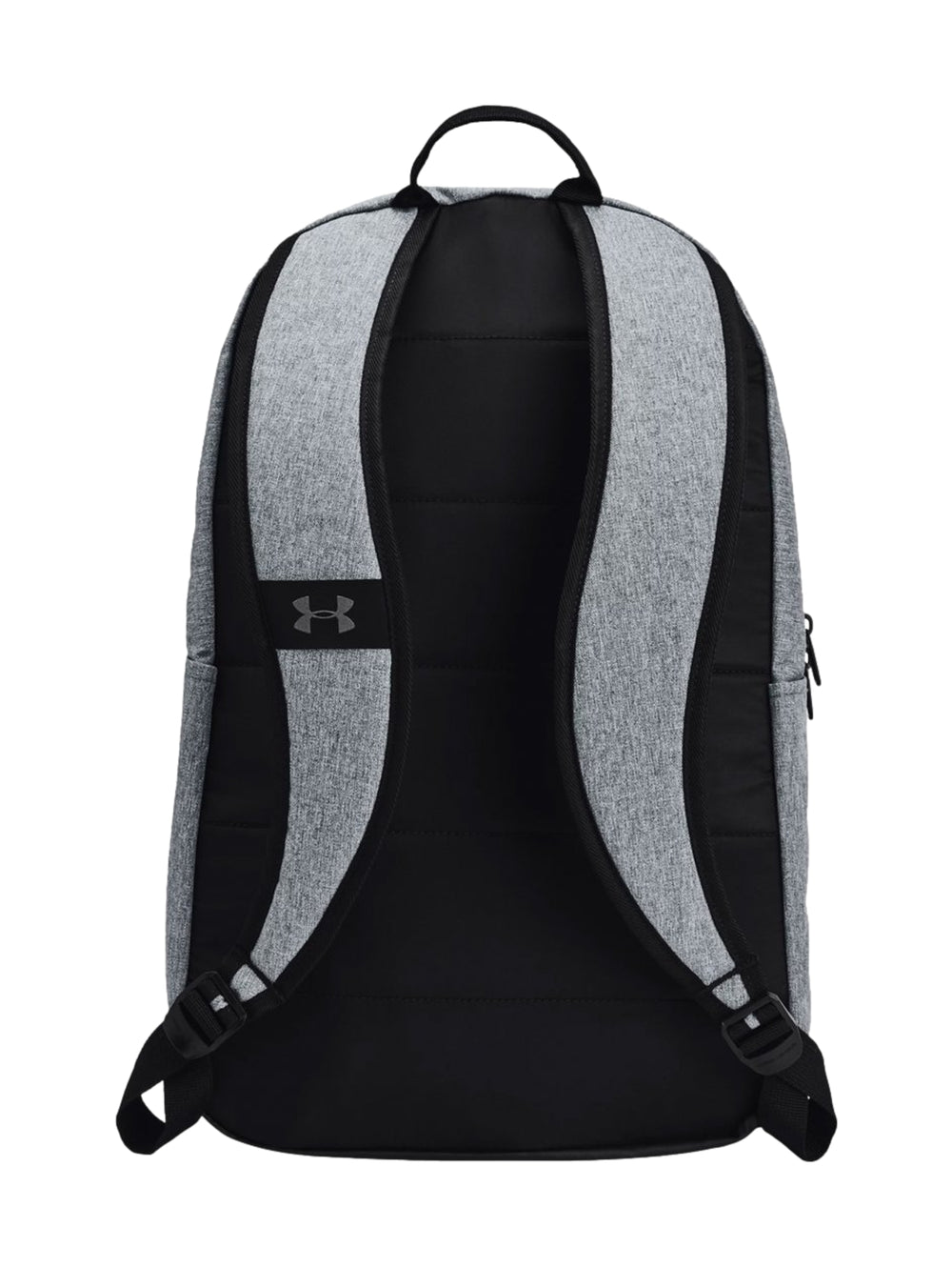 Mochila Under Armour color gris con base y detalles en negro, incluye bolsillo frontal y logotipo central.