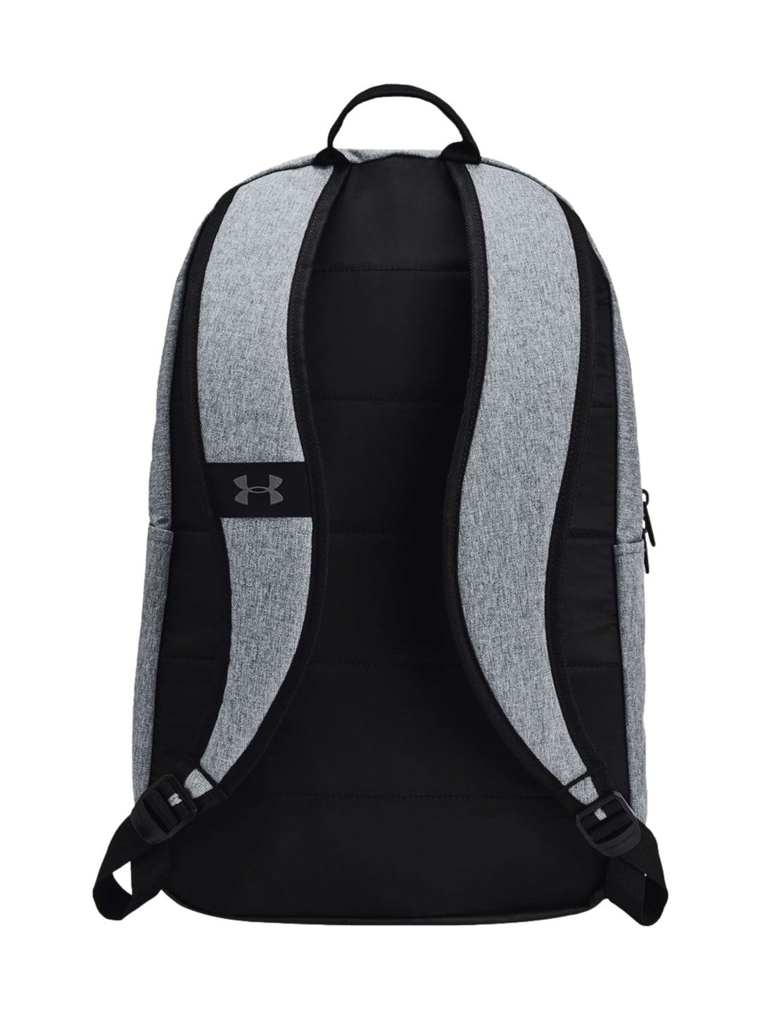 Mochila Under Armour color gris con base y detalles en negro, incluye bolsillo frontal y logotipo central.