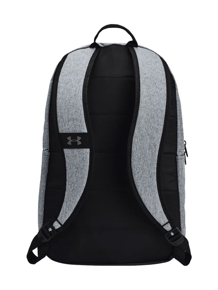 Mochila Under Armour color gris con base y detalles en negro, incluye bolsillo frontal y logotipo central.