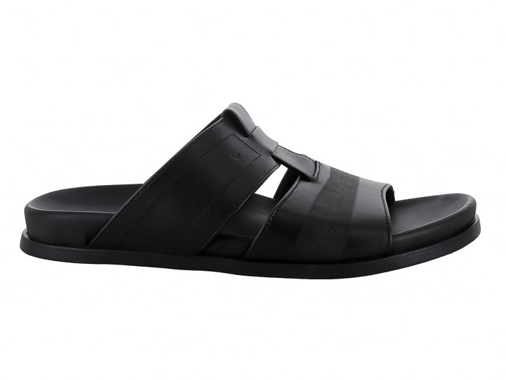Sandalia deslizable de color negro con correas anchas y suela plana.