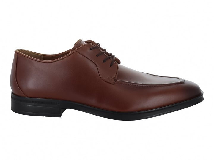 Zapato formal de cuero color café con cordones y suela negra.
