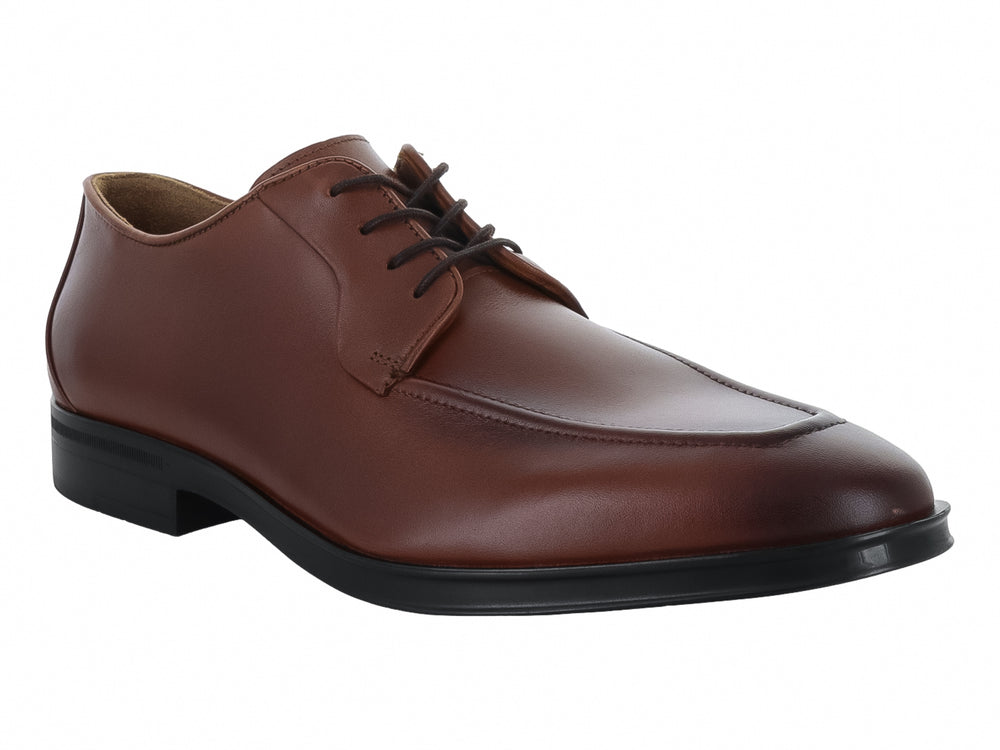 Zapato formal de cuero color café con cordones y suela negra.