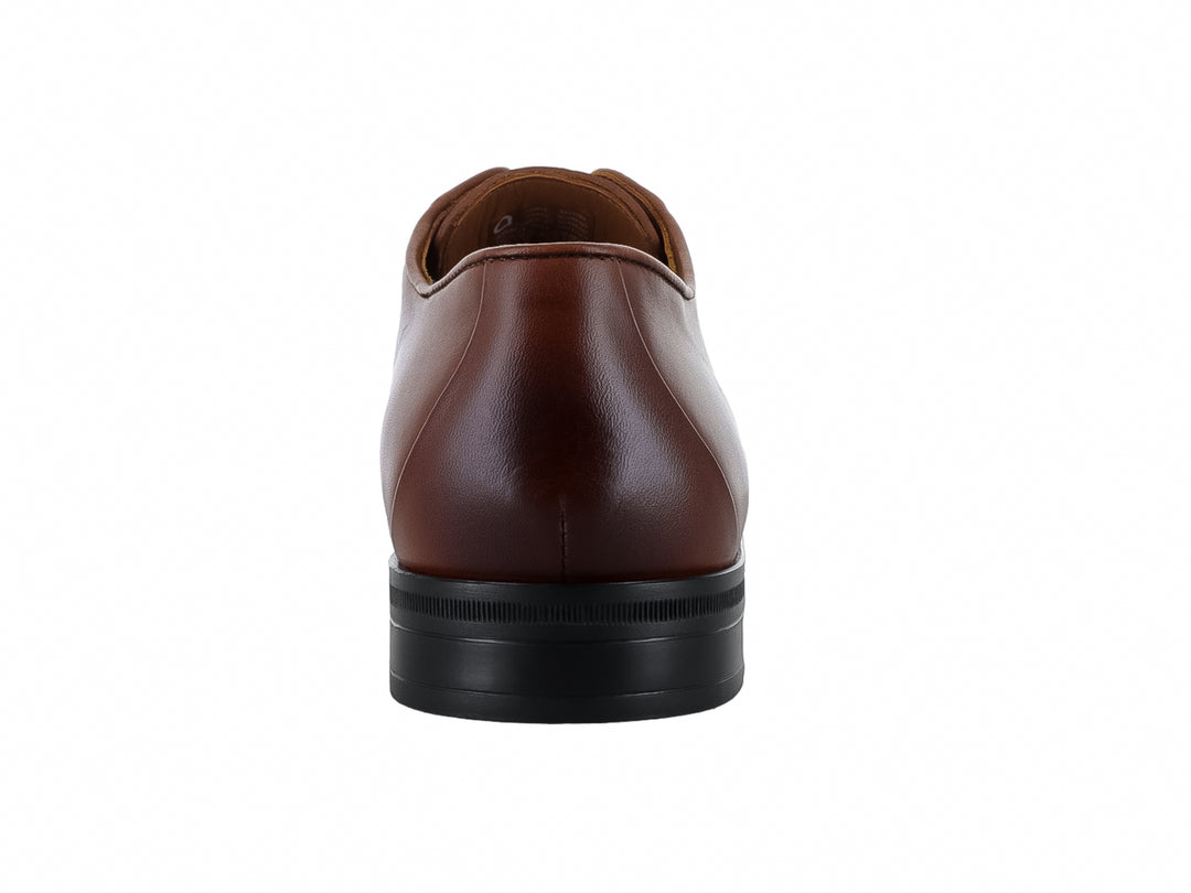 Zapato formal de cuero color café con cordones y suela negra.