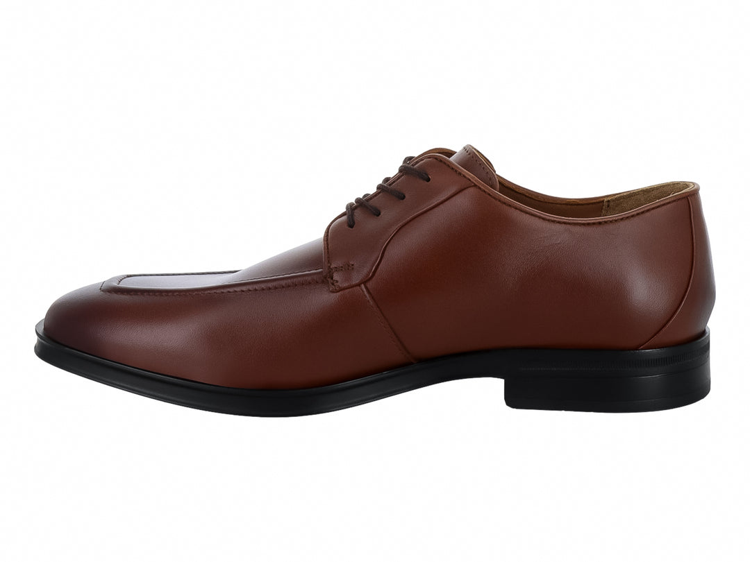 Zapato formal de cuero color café con cordones y suela negra.