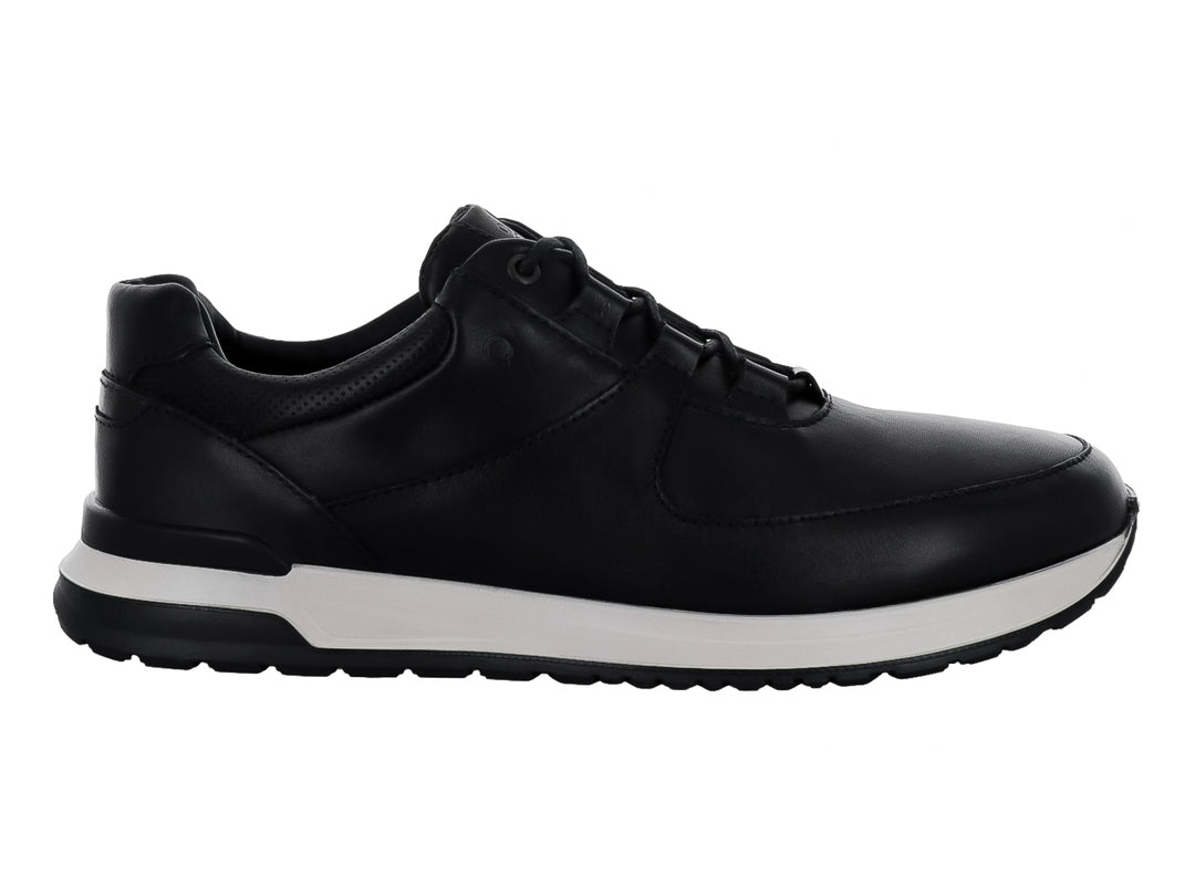 Zapato casual Quirelli color negro con suela blanca y cierre de cordones.