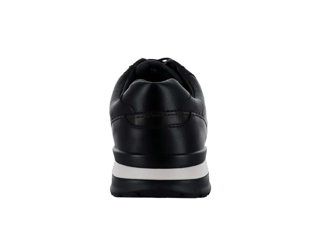 Zapato casual Quirelli color negro con suela blanca y cierre de cordones.