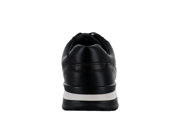 Zapato casual Quirelli color negro con suela blanca y cierre de cordones.