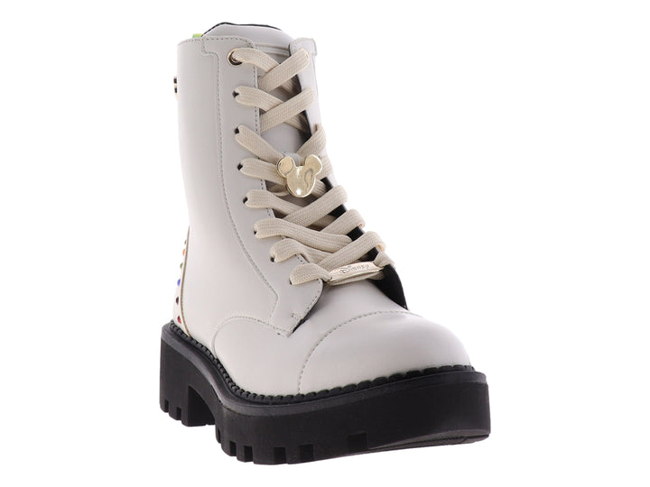 Botas infantiles color ivory con suela track negra y cordones.