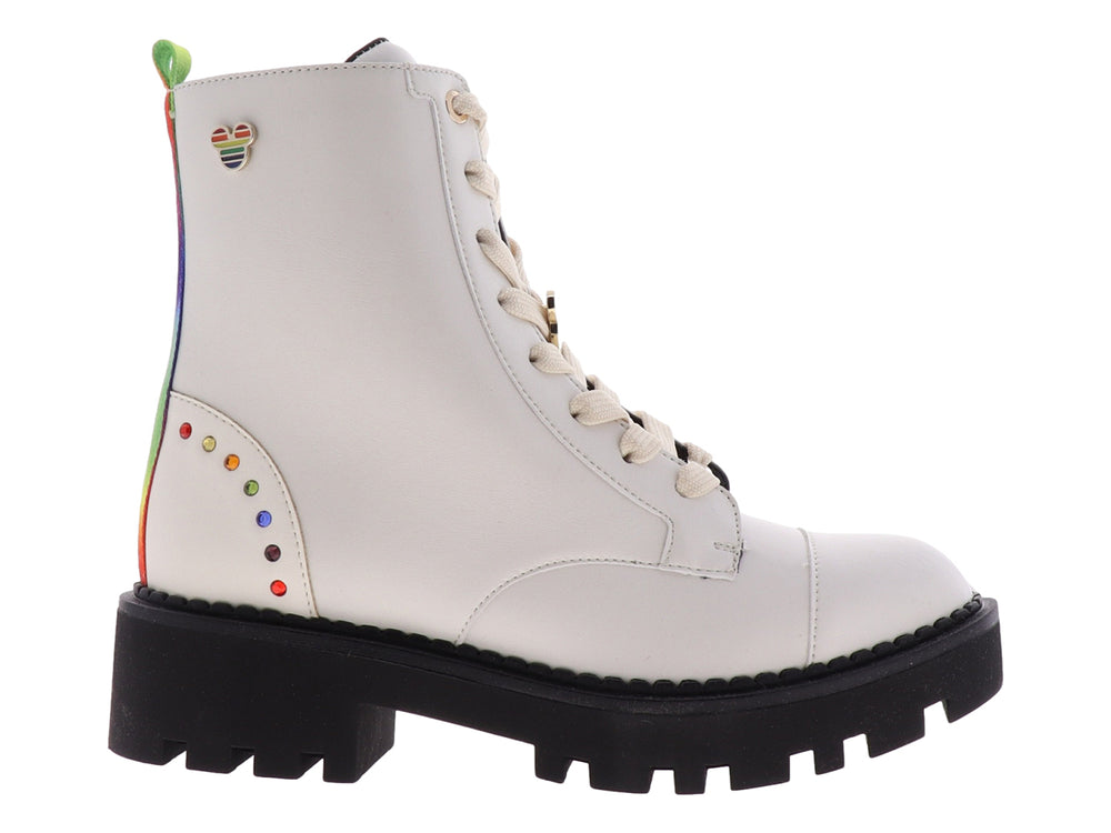 Botas infantiles color ivory con suela track negra y cordones.