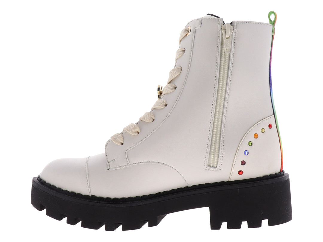 Botas infantiles color ivory con suela track negra y cordones.