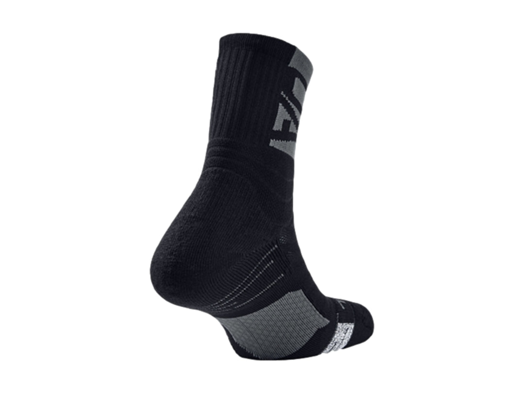 Calcetín deportivo Under Armour modelo Playmaker Mid-Crew en color negro.