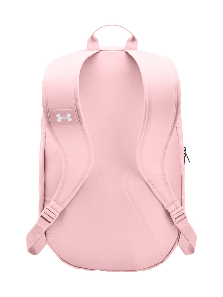 Mochila Under Armour Hustle Lite en color rosa con logotipo blanco frontal.