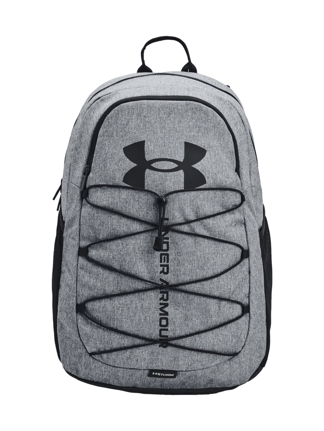 Mochila deportiva Under Armour color gris con detalles en negro y sistema de cordones frontales.