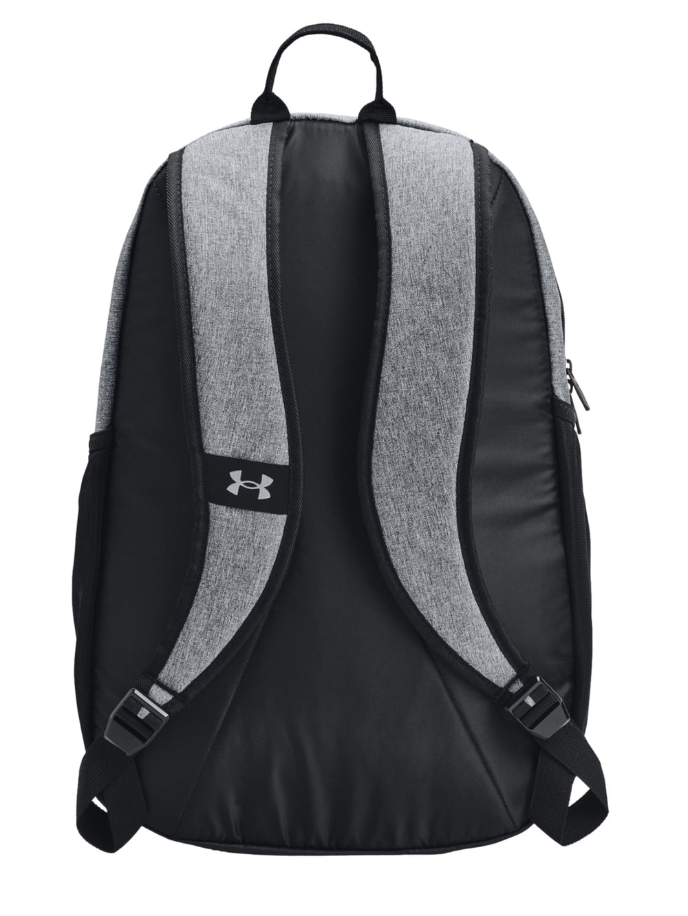 Mochila deportiva Under Armour color gris con detalles en negro y sistema de cordones frontales.