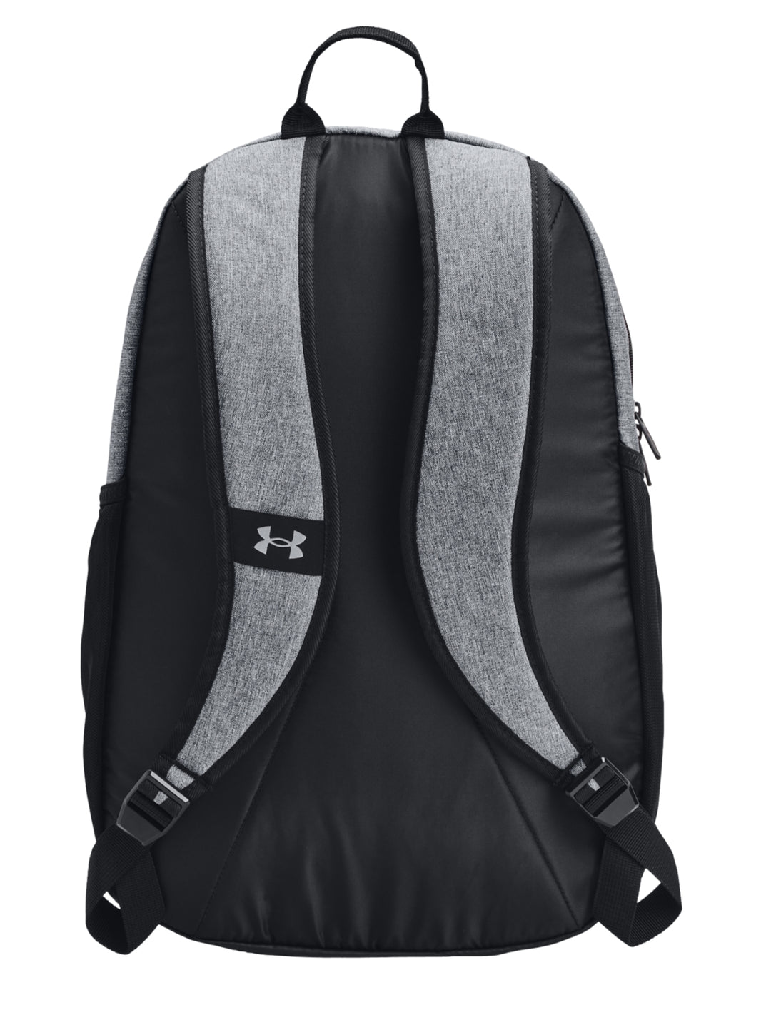 Mochila deportiva Under Armour color gris con detalles en negro y sistema de cordones frontales.