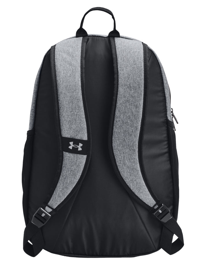 Mochila deportiva Under Armour color gris con detalles en negro y sistema de cordones frontales.
