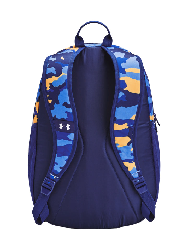 Mochila Under Armour con estampado de camuflaje en colores azul y amarillo, con logotipo blanco frontal.