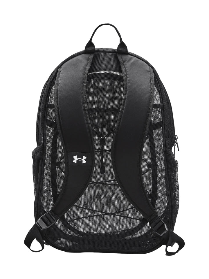 Mochila deportiva Under Armour color negro con diseño de malla frontal y logotipo central.