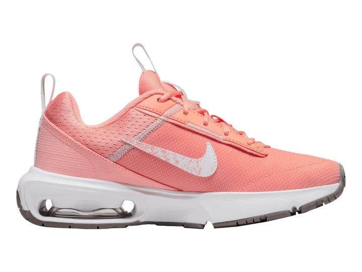 Tenis Nike Air Max en color rosa coral con suela blanca y logotipo blanco lateral.